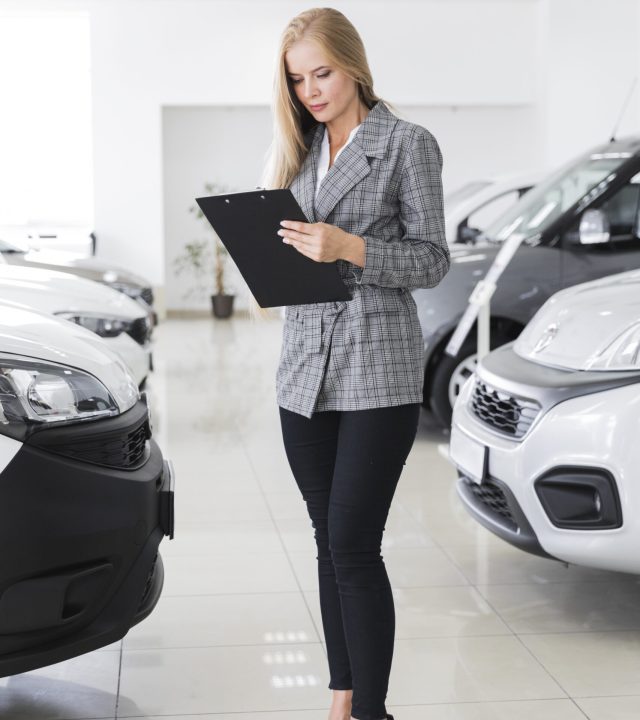 jovem-traficante-feminino-olhando-no-arquivo