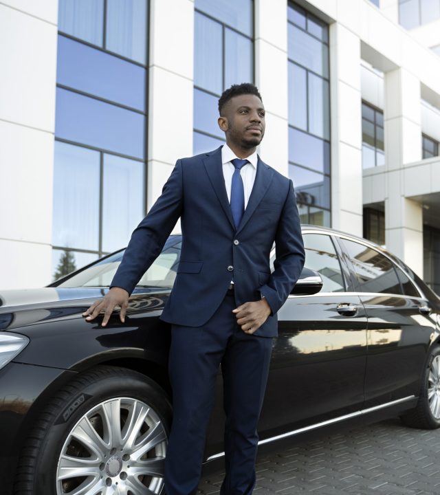 motorista-uber-elegante-dando-corrida-de-taxi